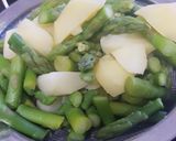 Foto del paso 2 de la receta: Ensalada campera con espárragos verdes y salmón ahumado