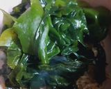 Hình bước làm 2 của món Canh rong biển nấu thịt xay và tép khô