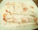 Foto del paso 5 de la receta: Salmonetes de roca fritos con ajetes y patató