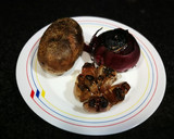 Foto del paso 2 de la receta: Patata, cebolla morada y cabeza de ajo al horno