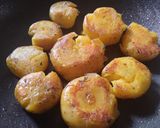 Foto del paso 4 de la receta: Papas🥔 criollas🧆 doradas con tomillo🌿