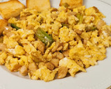 Foto del paso 5 de la receta: Huevos revueltos con Ajetes y Pollo