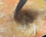 Foto del paso 2 de la receta: Arroz meloso con calamares encebollados