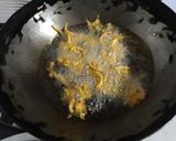 A picture of step 3 of Onion Pakoda.