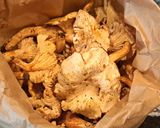 Foto del passaggio 1 della ricetta Finferli saltati con pasta fresca🍄‍🟫🍅🧄🧅🍝
