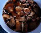 Une image de l'étape 2 de Poêlée de nouilles chinoises aux bolets et aux cèpes.