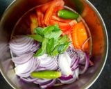 পিঁয়াজ টমেটোও কারিপাতার চাটনি (peyanj tomato currypatar chutney recipe in Bengali) রেসিপি ধাপ - 1 ছবি