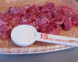A picture of step 1 of Beef and Tomatoes Stir-Fried in Wine.