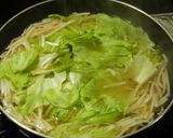 A picture of step 3 of Bean Sprout and Lettuce Soup.