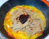 Foto del paso 8 de la receta: Fideos soba en salsa de ostras con langostinos y curry madrás