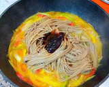 Foto del paso 8 de la receta: Fideos soba en salsa de ostras con langostinos y curry madrás