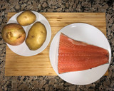 Foto del paso 1 de la receta: Salmón al horno con patatas