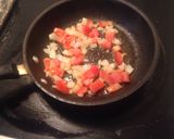 A picture of step 2 of Huevos Con Tomate Y Cebolla.