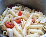 Caprese tésztasaláta recept fázis 2 fotója