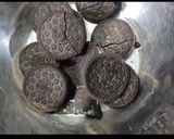 A picture of step 1 of Oreo cheese cake.
