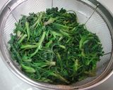 A picture of step 3 of Grandma's Mugwort Manju.