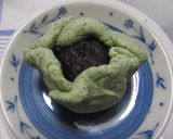 A picture of step 8 of Grandma's Mugwort Manju.