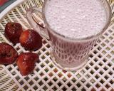 A picture of step 4 of Strawberry milk smoothie.