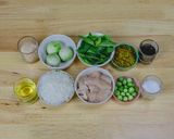 รูปขั้นตอนการทำที่ 1 ของ ข้าวผัดแกงเขียวหวาน ไก่ อาหารไทย เมนูผัด วิธีทำง่ายๆ