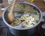 Fűszeres mandulakrémleves recept fázis 2 fotója
