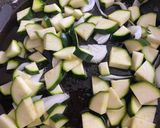 Foto del passaggio 2 della ricetta Rigatoni con gamberi, zucchine, cipollotto e buccia di limone