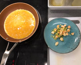 Foto del paso 2 de la receta: Tortilla de langostinos con puerros y salsa siracha 🤩🤩