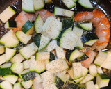 Foto del paso 2 de la receta: Espaguetis con tinta, y gambas con calabacín