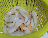 Foto del paso 1 de la receta: Calamares y mejillones con salsa de vino blanco