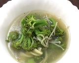 Foto langkah ke 2 dari resep Sup Brokoli Jamur Enoki.