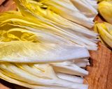 Une image de l'étape 1 de Endives braisées à la crème et aux lardons en cocotte.