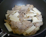 A picture of step 3 of Rich Stir-fried Pork Belly and Nagaimo Yam with Oyster Sauce.