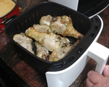 Foto del paso 2 de la receta: Muslos de pollo asados en freidora de aire con papas fritas