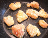 A picture of step 4 of Pan-fried Chicken with Consommé Breadcrumbs.