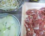 A picture of step 1 of Simple Main Dish with Pork, Onion and Bean Sprouts.
