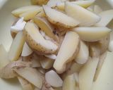 Foto langkah ke 3 dari resep Beef Garlic Butter & Potato Wedges.