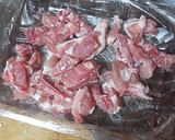 Foto del paso 4 de la receta: Chuletas de cerdo adobadas con puré de papas, guisantes y salsa