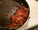 A picture of step 2 of Chorizo chaos-violi.