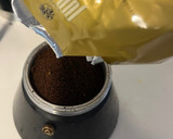 Foto del paso 2 de la receta: Café con leche en cafetera italiana | Receta de tik tok