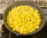 Foto del paso 3 de la receta: Pastel rústico al Limoncello con manzana caramelizada