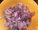 Foto langkah ke 3 dari resep Oseng cumi cabe hijau.