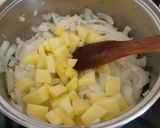 Tejfölös hagymaleves recept fázis 3 fotója