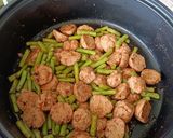 รูปขั้นตอนการทำที่ 3 ของ ผัดเผ็ดลูกชิ้นอกไก่