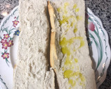 Foto del paso 1 de la receta: Bocadillo de jamón ibérico con aceite de oliva y tomate