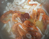 Foto del paso 3 de la receta: Caldero de arroz con almejas, gambas y calamar
