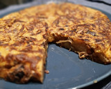 Foto del paso 7 de la receta: Tortilla de cebolla caramelizada y butifarró de ceba (morcilla de cebolla)