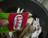 Foto langkah ke 1 dari resep Garlic Pepper Wing and Thigh Chicken.