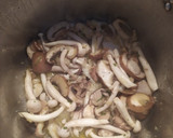 Foto del paso 3 de la receta: Patatas con migas de bacalao y setas