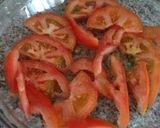 Foto del paso 1 de la receta: Ensalada de tomate, cebolla y sardinas