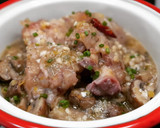 Foto del paso 10 de la receta: Pies de cerdo y setas en salsa picante de puerros y almendras