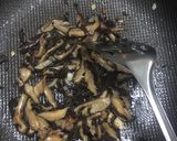 Hình bước làm 4 của món Nui xào cà chua nấm đông cô